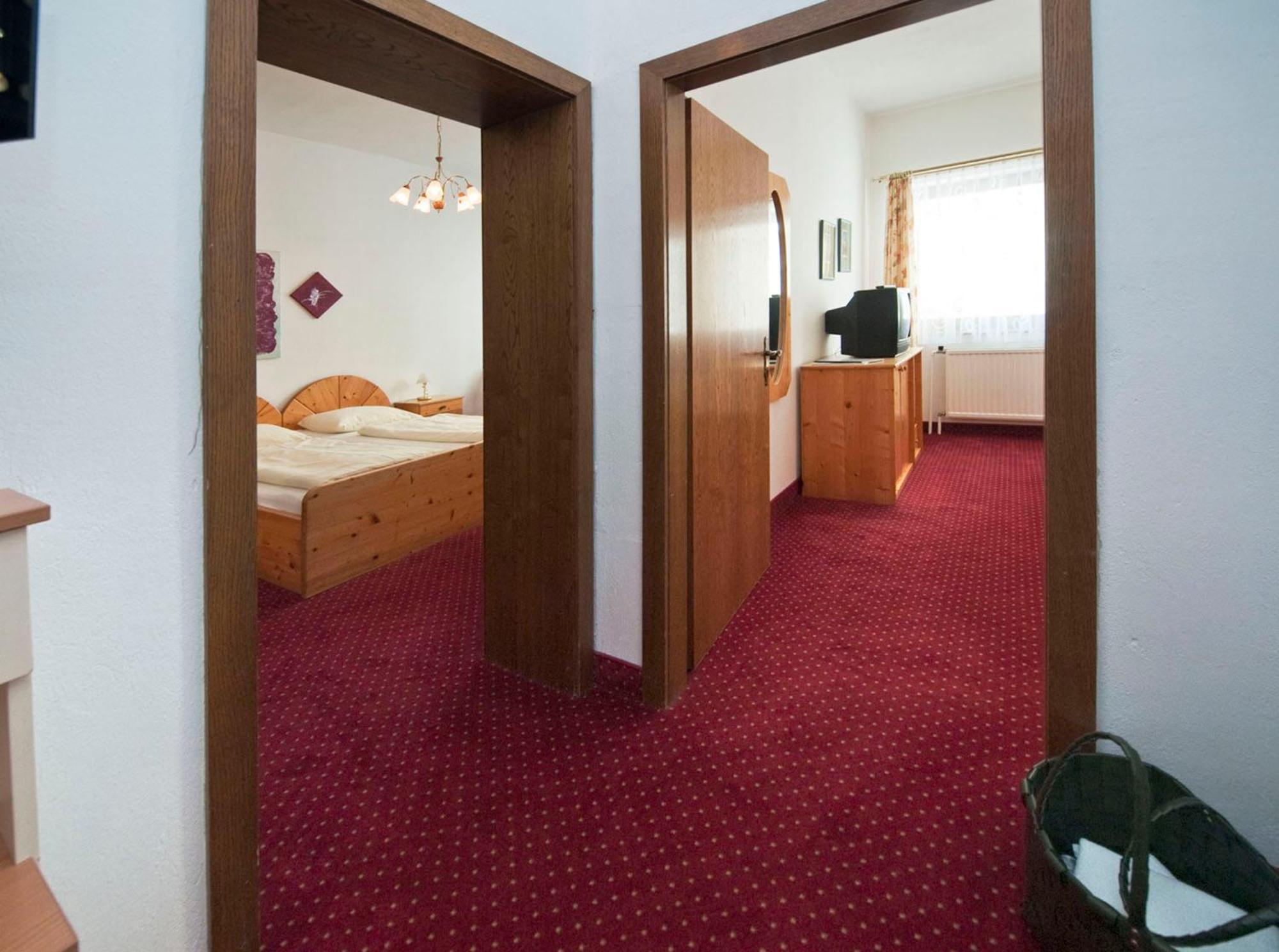 Gartenhotel & Weingut Pfeffel 4*